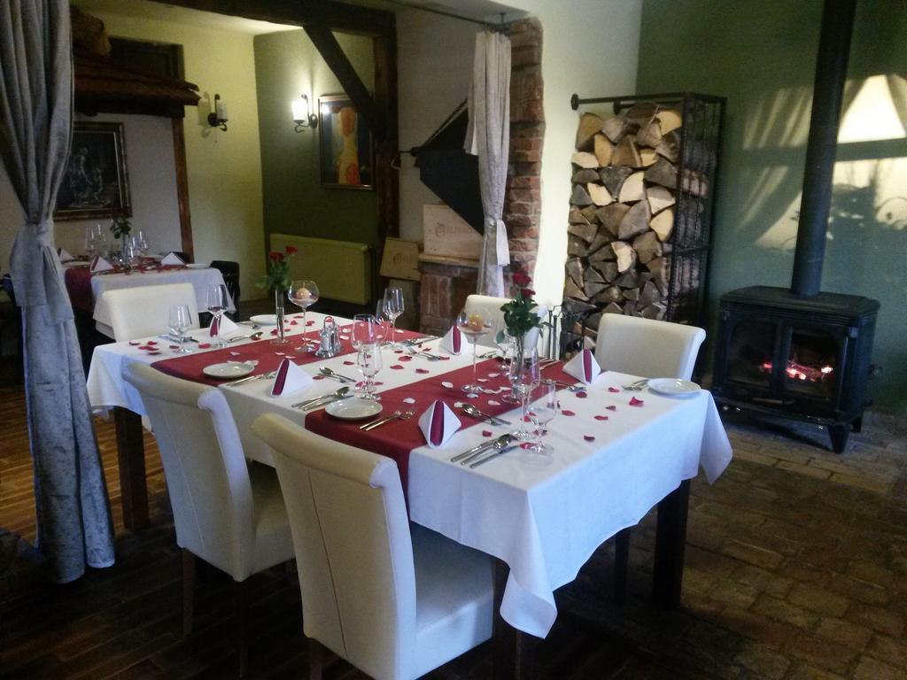 Topoľčany Barock Restaurant & Pension מראה חיצוני תמונה